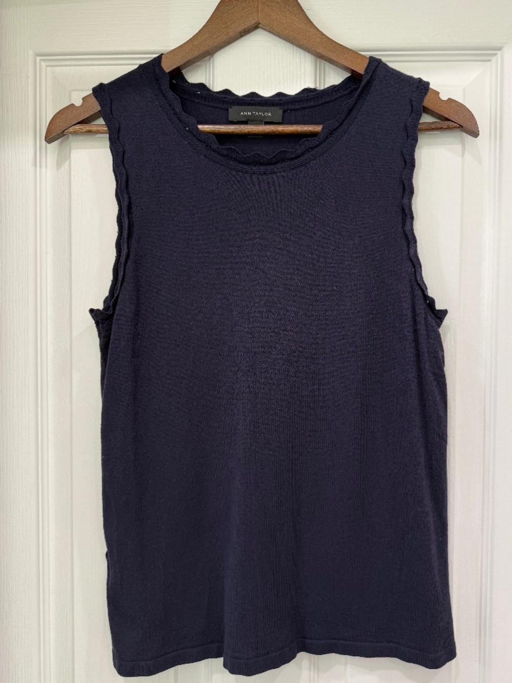 Ann Taylor Navy Scalloped Shell – Size M